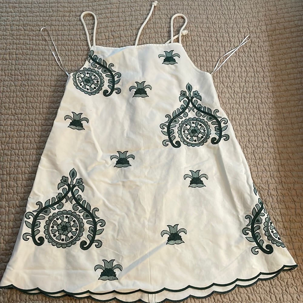 Embroidered White dress-Size M